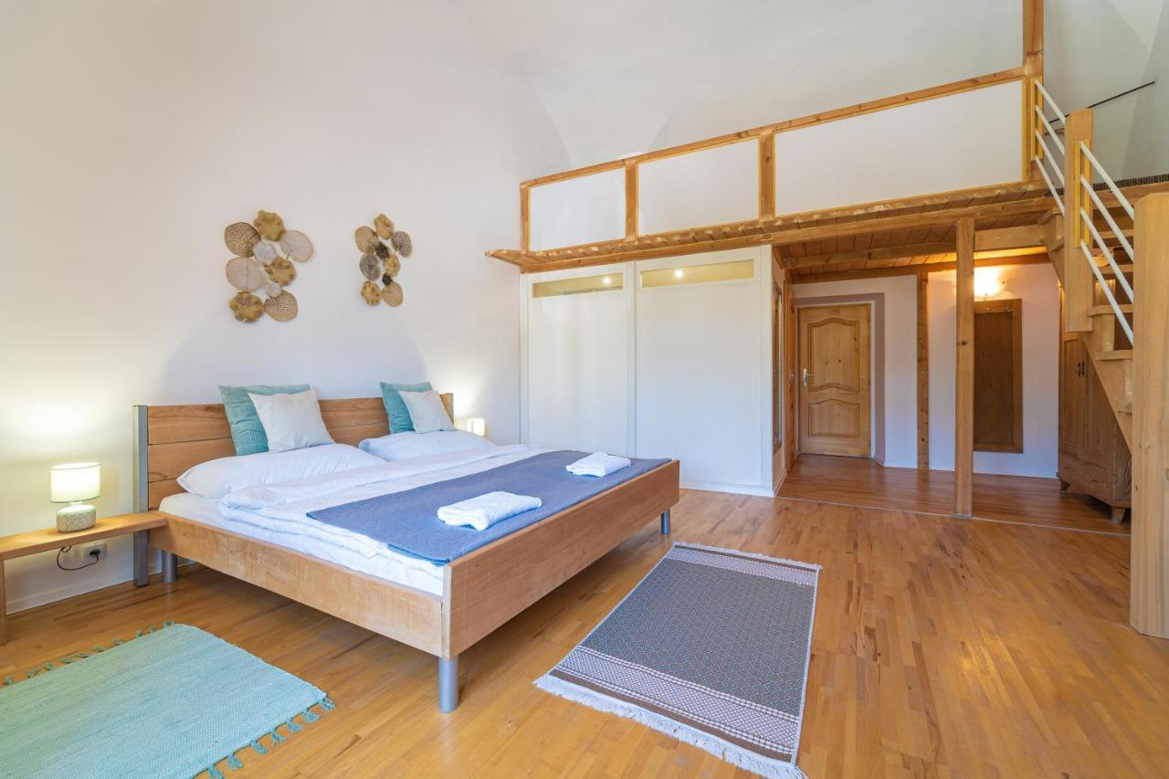 Bed & Breakfast Hugo Plesivec Екстериор снимка