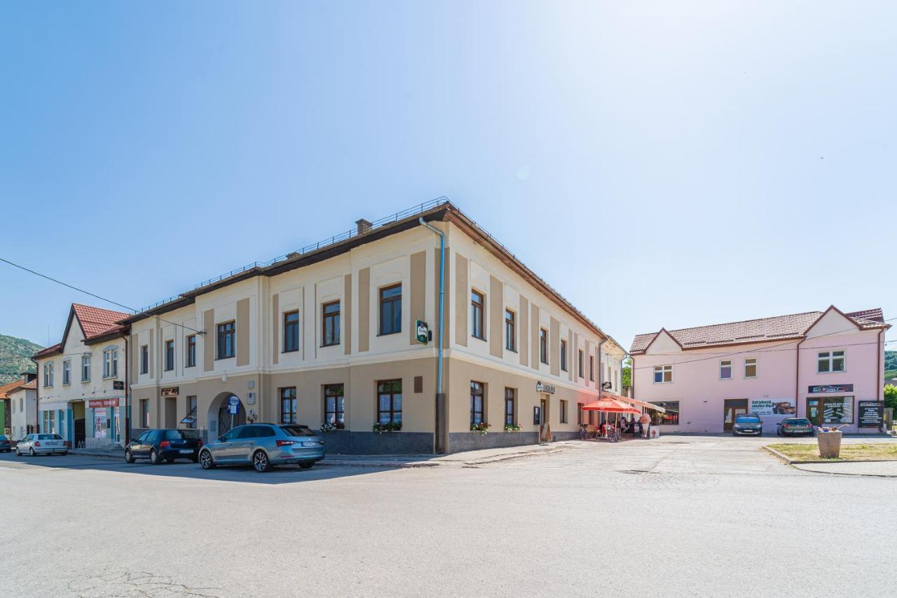 Bed & Breakfast Hugo Plesivec Екстериор снимка
