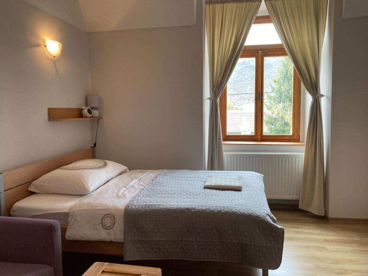 Bed & Breakfast Hugo Plesivec Екстериор снимка