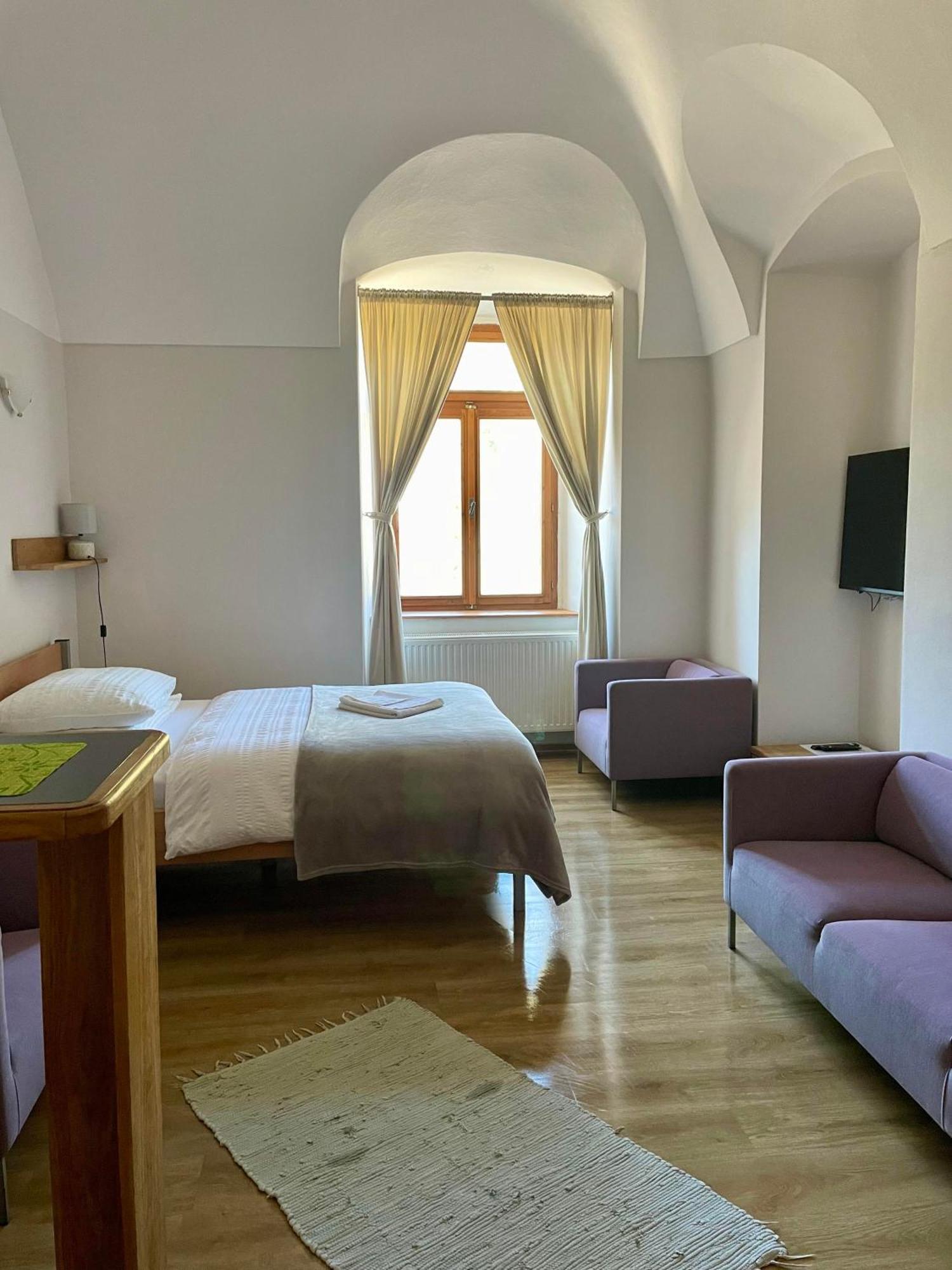 Bed & Breakfast Hugo Plesivec Екстериор снимка