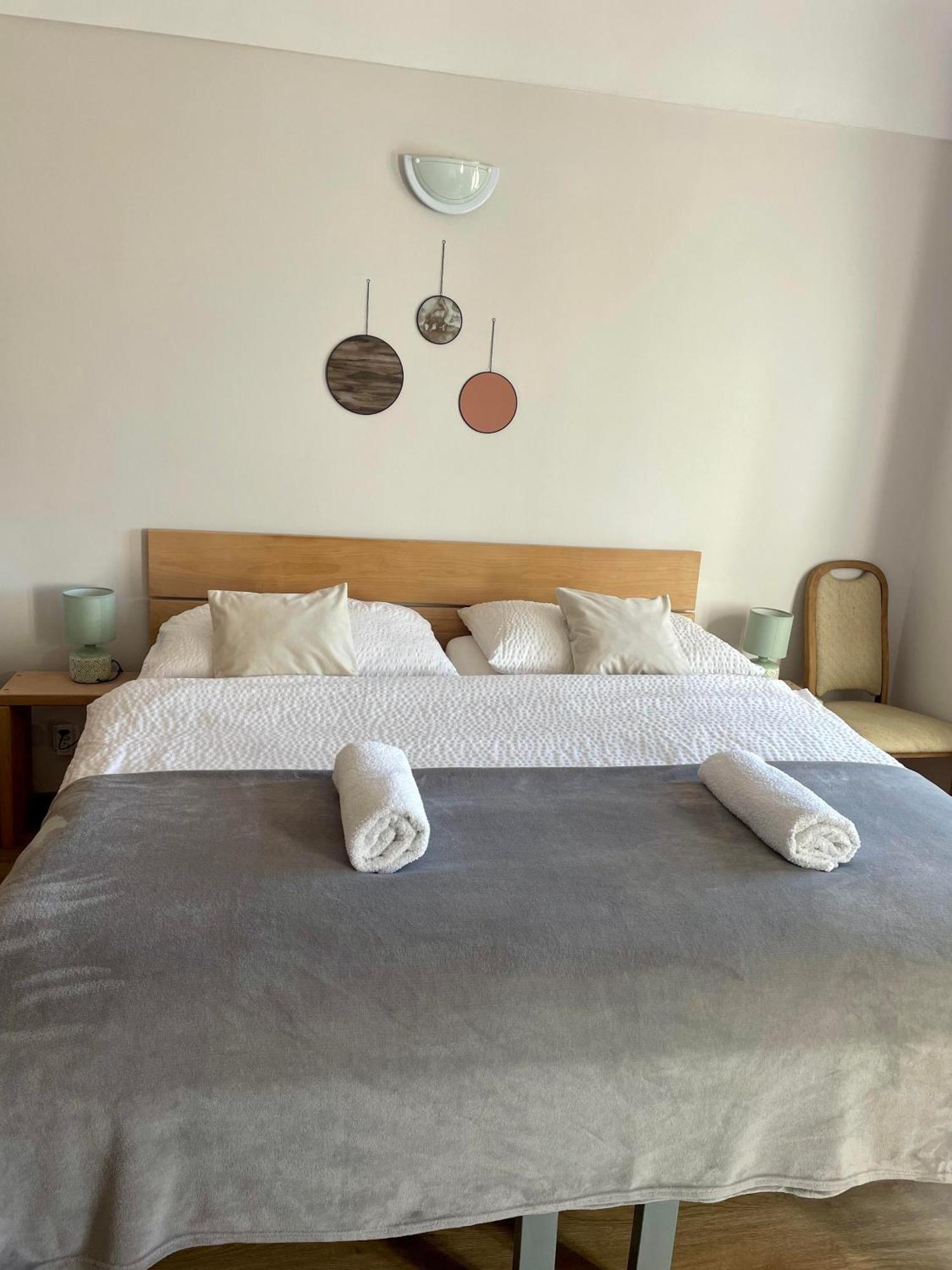 Bed & Breakfast Hugo Plesivec Екстериор снимка