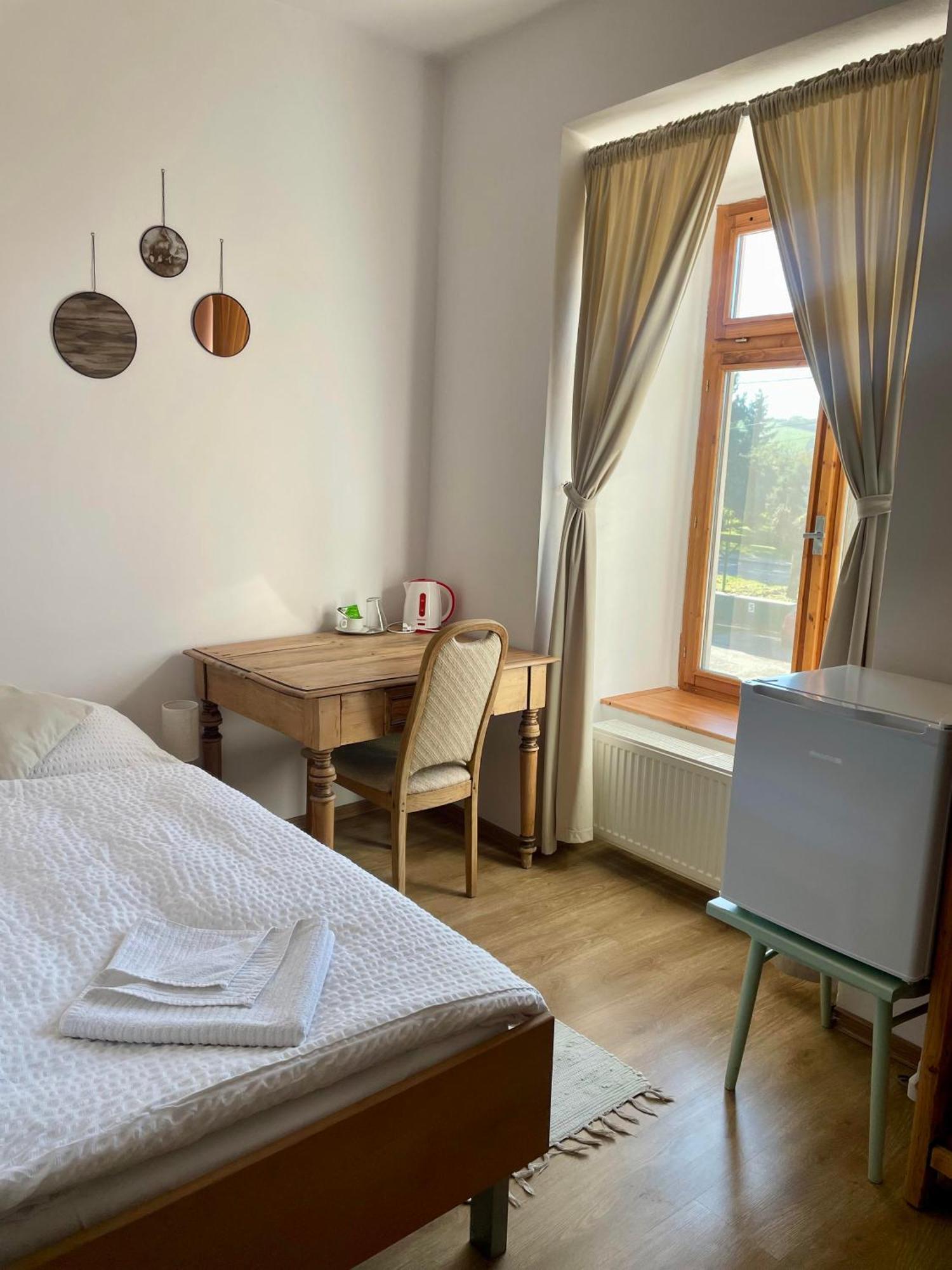Bed & Breakfast Hugo Plesivec Екстериор снимка