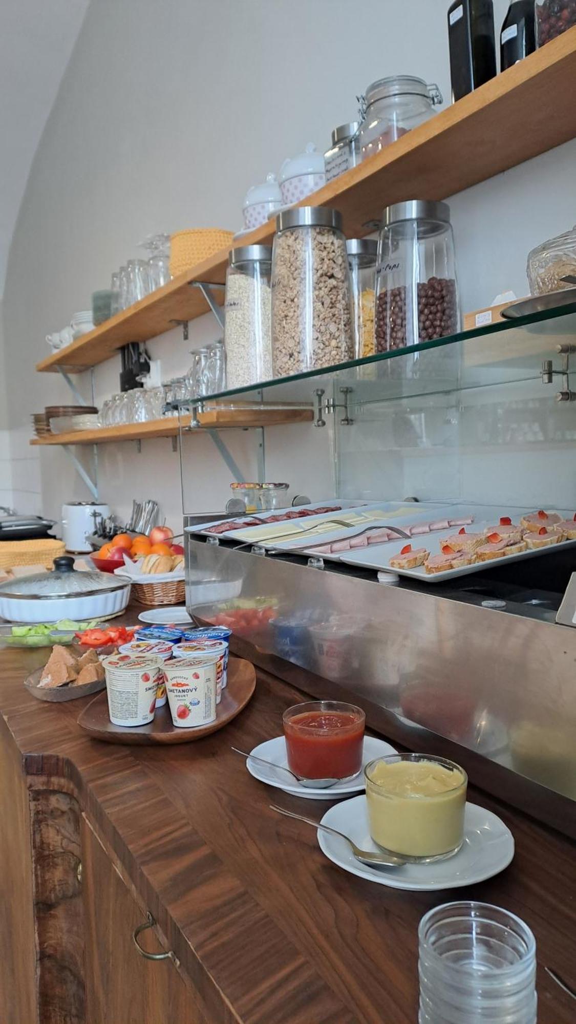 Bed & Breakfast Hugo Plesivec Екстериор снимка