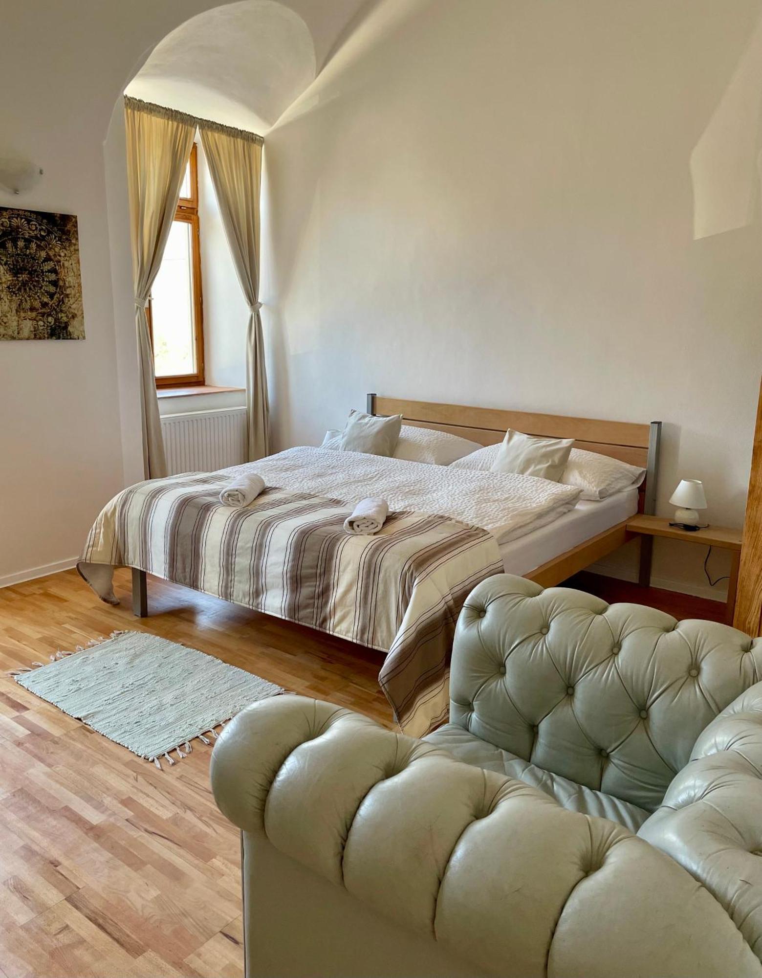 Bed & Breakfast Hugo Plesivec Екстериор снимка