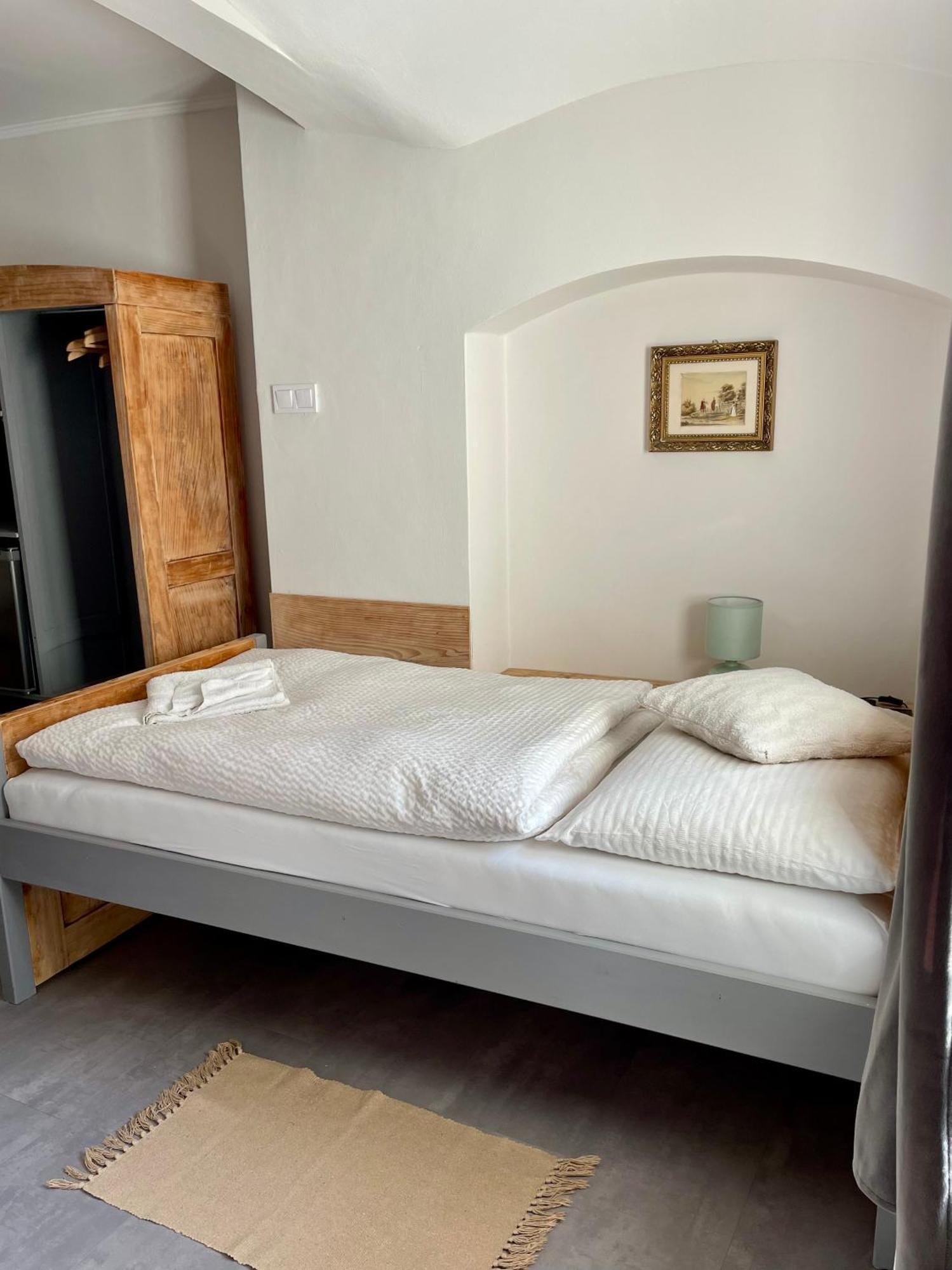 Bed & Breakfast Hugo Plesivec Екстериор снимка